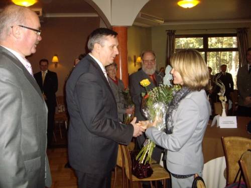 Mariusz Kleszczewski dziękuję Marioli Radke za zainicjowanie współpracy między Polakami, a Niemcami. Obok burmistrz Klemens Podlejski.
