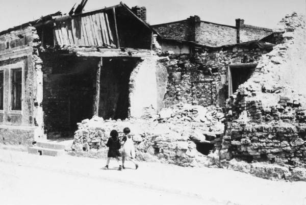 Zniszczony Nowy Rynek w wyniku bombardowania fot. Jan Bożek