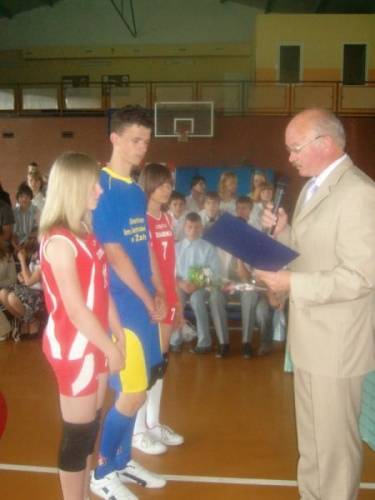 Uroczyste przekazanie społeczności uczniowskiej boiska przez burmistrza Żarek Klemensa Podlejskiego
