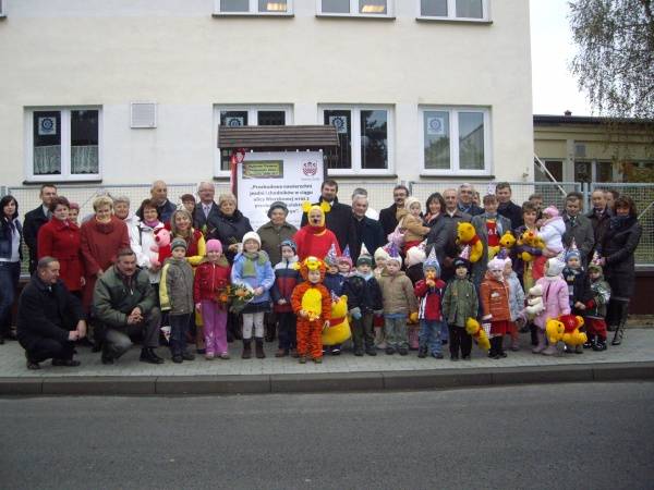 Pamiątkowe zdjęcie uczestników uroczystości oddania do użytku ulicy Wierzbowej. Gośćmi specjalnymi oprócz wojewody były przedszkolaki z Żarek.