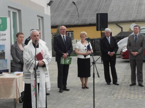  Ksiądz proboszcz Jan Wajs złożył gratulacje oraz poświęcił budynek Aktywnego Centrum Zdrowia w Żarkach.