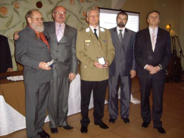 Od lewej: Karl Otto Biedermann, burmistrz Klemens Podlejski, pastor Ulrich Radke, wicewojewoda Stanisław Dąbrowa, marszałek Mariusz Kleszczewski w chwilę po wręczeniu złotych odznaczeń.