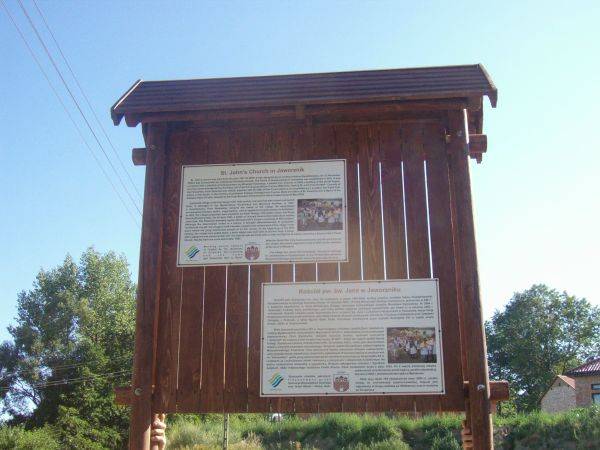 Na fot. W ub. roku takimi tablicami oznaczono obiekty sakralne w gminie Żarki. W tym zostaną ustawione dodatkowe oznaczenia wskazujące na atrakcyjne obiekty turystyczne.