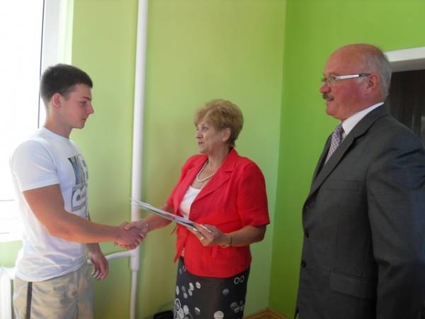 Sebastian Pawlik przyjmuje gartulacje od przewodniczacej Stanisławy Nowak i burmistrza Klemensa Podlejskiego.