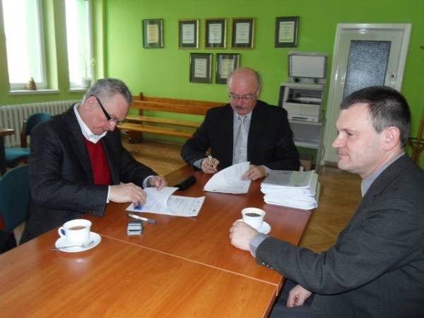 Na fot., Od lewej prezes Bogdan Kryś, burmistrz Klemens Podlejski i inspektor nadzoru Andrzej Doroszuk.