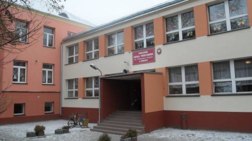 szkoła podstawowa po zakonczonej termomodernizacji w 2010 r. wkroczyła w nowej szacie. 