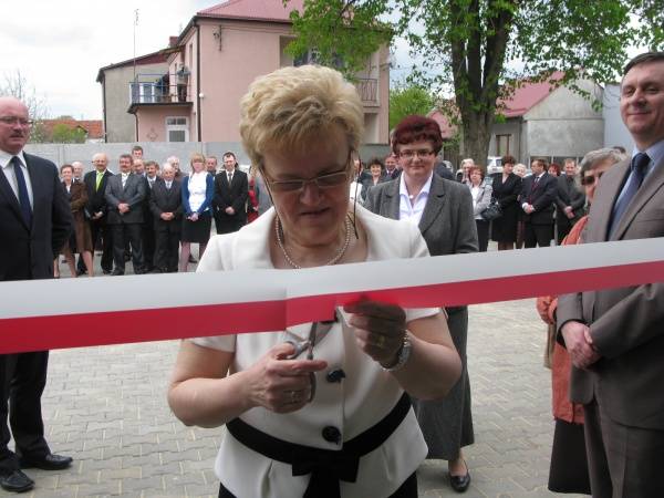 Otwarcie Aktywnego Centrum Zdrowia w kwietniu 2010 r. Na pierwszym planie kierownik SP ZOZ Małgorzata Jędrycha – Gorczyca.