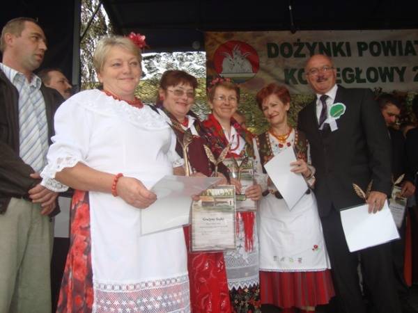 Od lewej: Krystyna Resiak z Przybynowa, Grażyna Sojka z Kępiny, Elżbieta Nowak z Wysokiej Lelowskiej, Krystyna Opiła z Żarek z burmistrzem Klemensem Podlejskim.