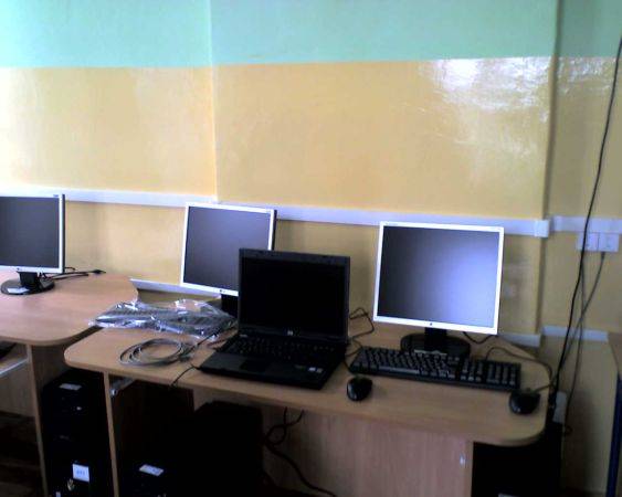 Na fot. nowoczesny sprzęt komputerowy w jaki zostały wyposażone szkoły w Jaworzniku i Zawadzie.
