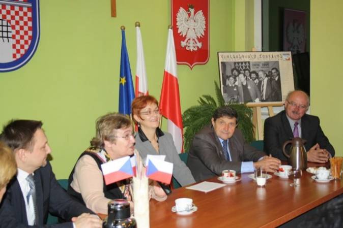 Od lewej: konsul Jarosław Krykwiński, Petruška Šustrová, dyrektor Pavla Foglová, przewodniczący Marian Szczerbak, burmistrz Klemens Podlejski. 