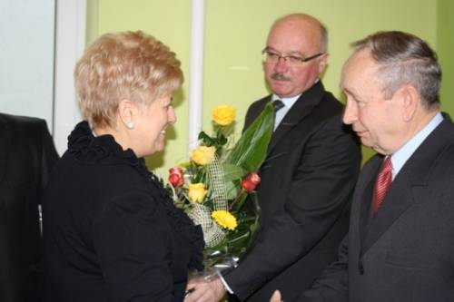 Stanisława Nowak po raz drugi została wybrana przewodniczącym Rady Miejskiej w Żarkach. Po głosowaniu przyjęła gratulację od radnego Bogusława Kowackiego i burmistrza Klemensa Podlejskiego.