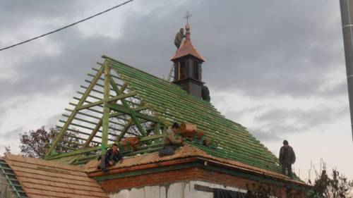 Remont dachu -  układanie gontów.