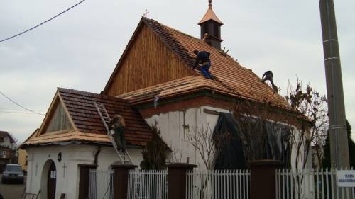 Remont  dachu - układanie gontów. 