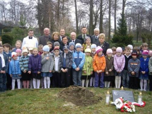 W 2010 r. zasazdzono dąb pamięci przy szkole podstawowej w Żarkach. Przypomina o zamordowanym przez Sowietów kierowniku szkoły Zygmuncie Woźniaku.