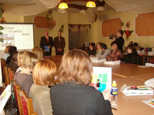 Na fot. Burmistrz Żarek Klemens Podlejski oraz dyrektor ROK w Katowicach witają uczestników seminarium.