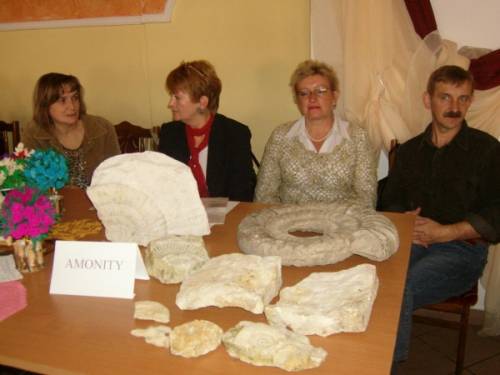 Na fot. Przedstawiciele rady sołeckiej z Jaroszowa prezentują jurajskie amonity.