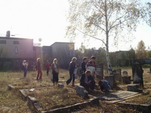 Na fot. Uczestnicy seminarium na cmentarzu żydowskim w Żarkach.