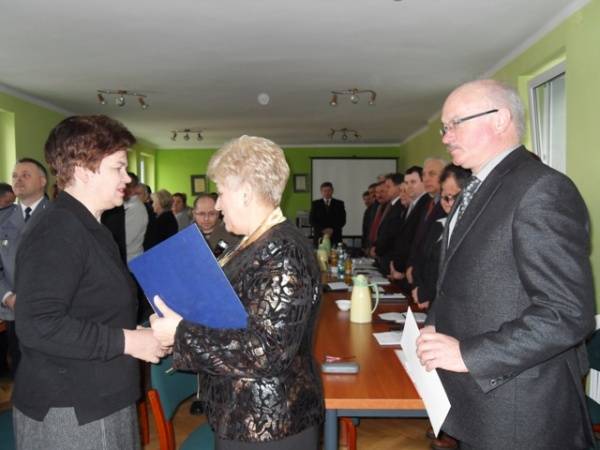 Na fot. Urszula Morawiec przyjmuje gratulacje od przewodniczącej Rady Miejskiej Stanisławy Nowak. Po prawej burmistrz Klemens Podlejski. 