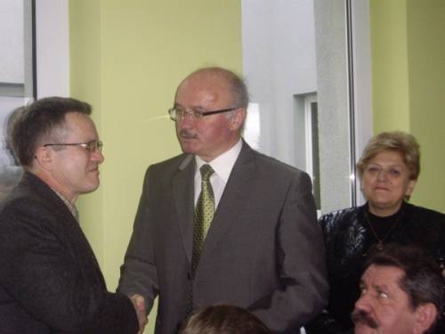 Od lewej Krzysztof Zygalski,burmistrz Klemens Podlejski i przewodniczącyRady Miejskiej Stanisława Nowak składają podziękowanie reżyserowi za film związanych z osobą oraz historią Żarek.