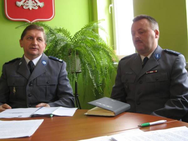 Na fot. Od lewej komendant policji w Myszkowie Henryk Sieradzki oraz kierownik żareckiego posterunku Jacek Motylewski.