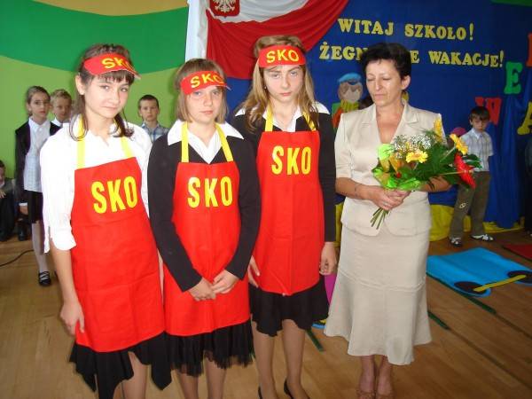 Uczniowie Szkoły Podstawowej wraz Małgorzatą Jaskułą, dyrektor Międzypowiatowego Banku Spółdzielczego oddziału w Żarkach.