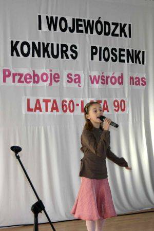 Sylwia Majchrzak podczas występu w Rędzinach