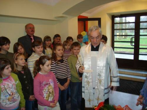 Na fot. W otwarciu szatni wziął udział burmistrz Klemens Podlejski oraz uczniowie Szkoły Podstawowej.