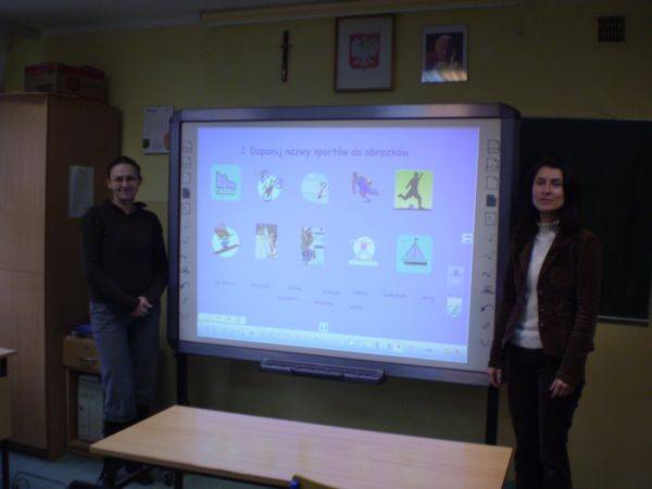 Na fot. Od lewej Dominika Chwastek, po prawej Dorota Kyrcz przy tablicy interaktywnej wykorzystywanej w Gimnazjum im. Jana Pawła II w Żarkach