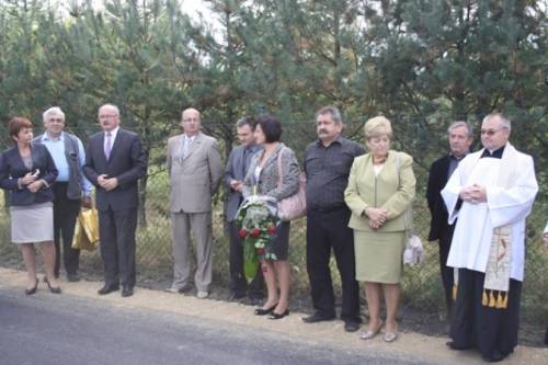 W uroczystości wzięli udział przedstawiciele samorządu, wykonawcy i mieszkańcy Wysokiej Lelowskiej i Przybynowa. 