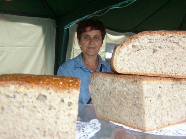 Na zdjęciu Jadwiga Plesińska wraz z chlebem tatarczuchem.