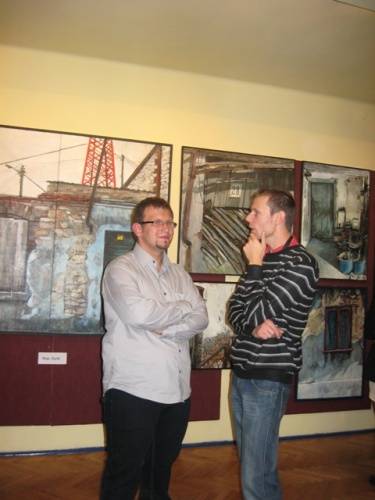 Bartłomej Raosz (po lewej) w rozmowie z dziennikarzem Gazety Myszkowskiej Marcinem Barełą. 