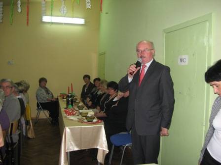 Burmistrz Klemens Podlejski podczas składania życzeń świątecznych.