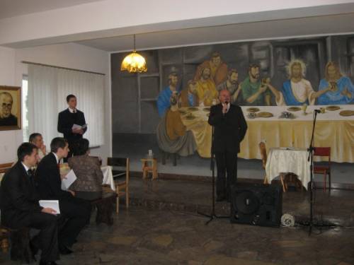 Burmistrz Klemens Podlejski, składający życzenia przybyłym osobom