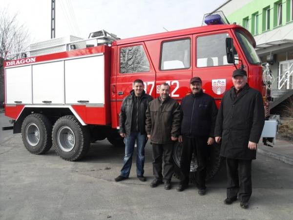 Od lewej Mariusz Kukla, Ireneusz Hajdas, Jan Święciak, Klemens Podlejski z nowym autem dla OSP Przybynów.