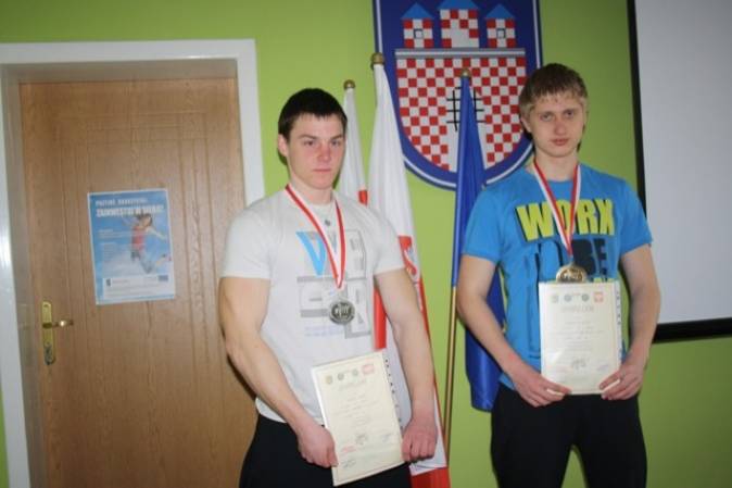 Na fot. Od lewej Sebastian Pawlik oraz Paweł Kaszyński z medalami i dyplomami z Międzynarodowych Mistrzostwo Polski. 