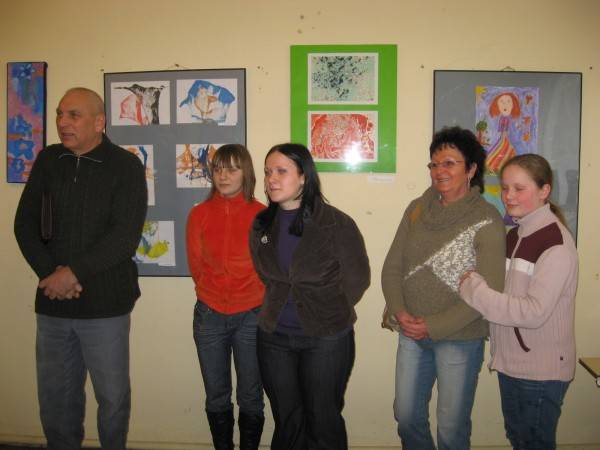 Na fot: Goście i uczestnicy wernisażu „Sztuka i zabawa” w Miejsko-Gminnej Bibliotece Publicznej w Żarkach.