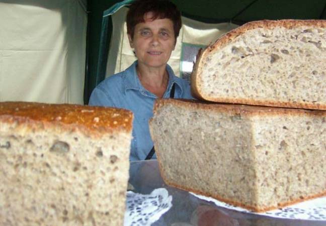 Jadwiga Plesińska z Żarek i jej tatarczuch - chleb gryczany