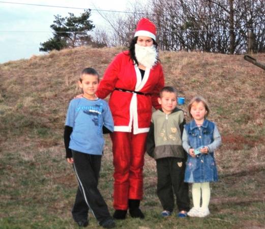 Na fot. Damain, Sebastian i Nikola wraz ze św. Mikołajem.