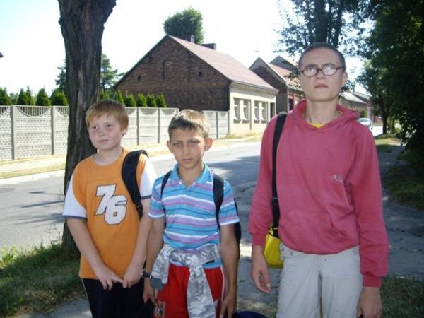 Dawid Dudek oraz Mateusz Radosz z Żarek oraz Jakub Grabara z Suliszowic tuż po przyjeździe do Żarek.