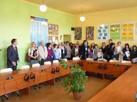 W dniu 18 kwietnia oddano do uzytku pracownię mulimedialną w Szkole Podstawowej w Żarkach. 