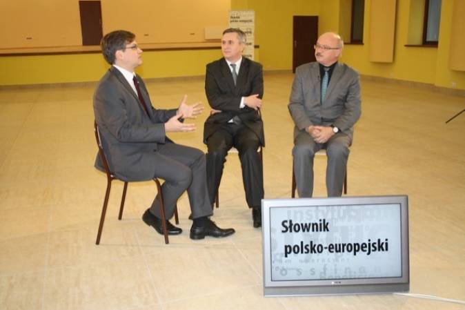 Prowadzacy Grzegorz Barański, marszałek Mariusz Kleszczewski i burmistrz Żarek Klemens Podlejski w trakcie nagrania.