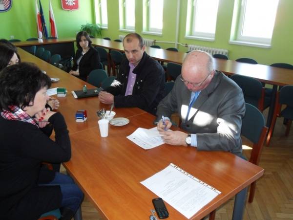Od prawej burmistrz Klemens Podlejski, prezes Michał Rosa, dyrektor SP w Przybynowie Edyta Brodzik, po lewej Lidia Szczepańkiewicz dyrektor przedszkola w momencie podpisywania umowy.