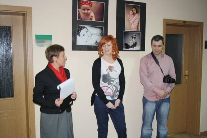 Pośrodku autorka wystawy Weronika Woźniak wraz z narzeczonym Przemkiem Losko oraz Katarzyna Kulińską Plutą z UMIG Żarki.