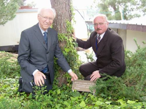 W Alei Sprawiedliwych w Jerozolimie zostało zasadzone drzewko po wręczeniu medalu dla rodziny Marii i Józefa Płaczków. Przy drzewku od lewej Eli Zborowski, po prawej burmistrz Klemens Podlejski.