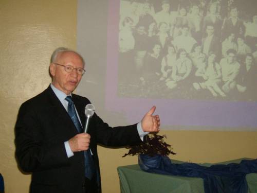 Eli Zborowski w dniu 9 marca 2006 roku był gościem w Szkole Podstawowej w Żarkach. Opowiadał o ukochanym miasteczku, na tle prezentacji przygotowanej przez ucznia Szymona Morawca pod kierunkiem nauczyciela Tadeusza Pakuły.