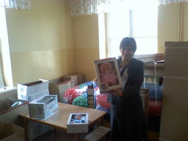 Dyrektor Szkoły Podstawowej w Zawadzie Anna Wyporska  z nowymi zabawkami do tworzonego przedszkola. 