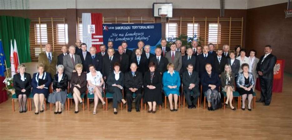 Pamiątkowe zdjęcie samorządowców z lat 1990-2010 r. wraz z zaproszonymi gośćmi.